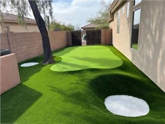 Konstgräs runt poolen